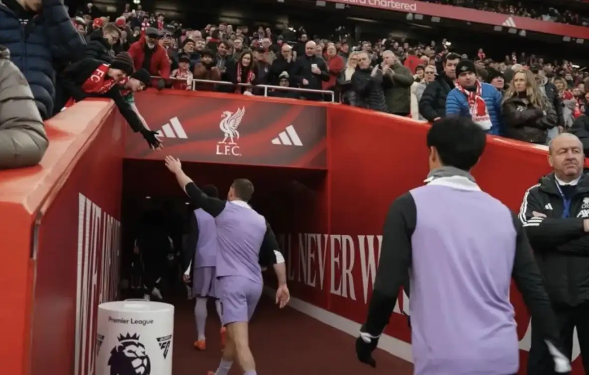 致敬联赛最后一尊大恐龙,他的球员生涯是半部英超历史